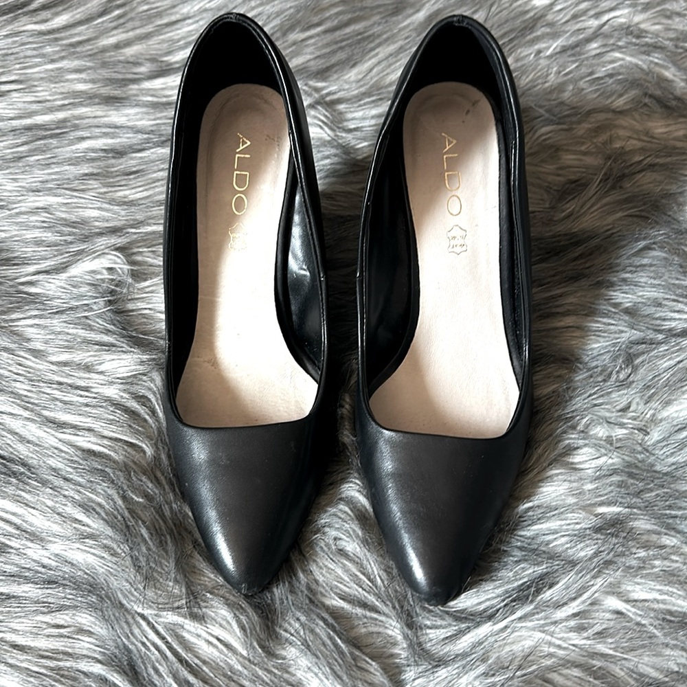 Black leather Aldo Cirrito wedges.  Size 8.5 (euro 39). Worn a couple times.